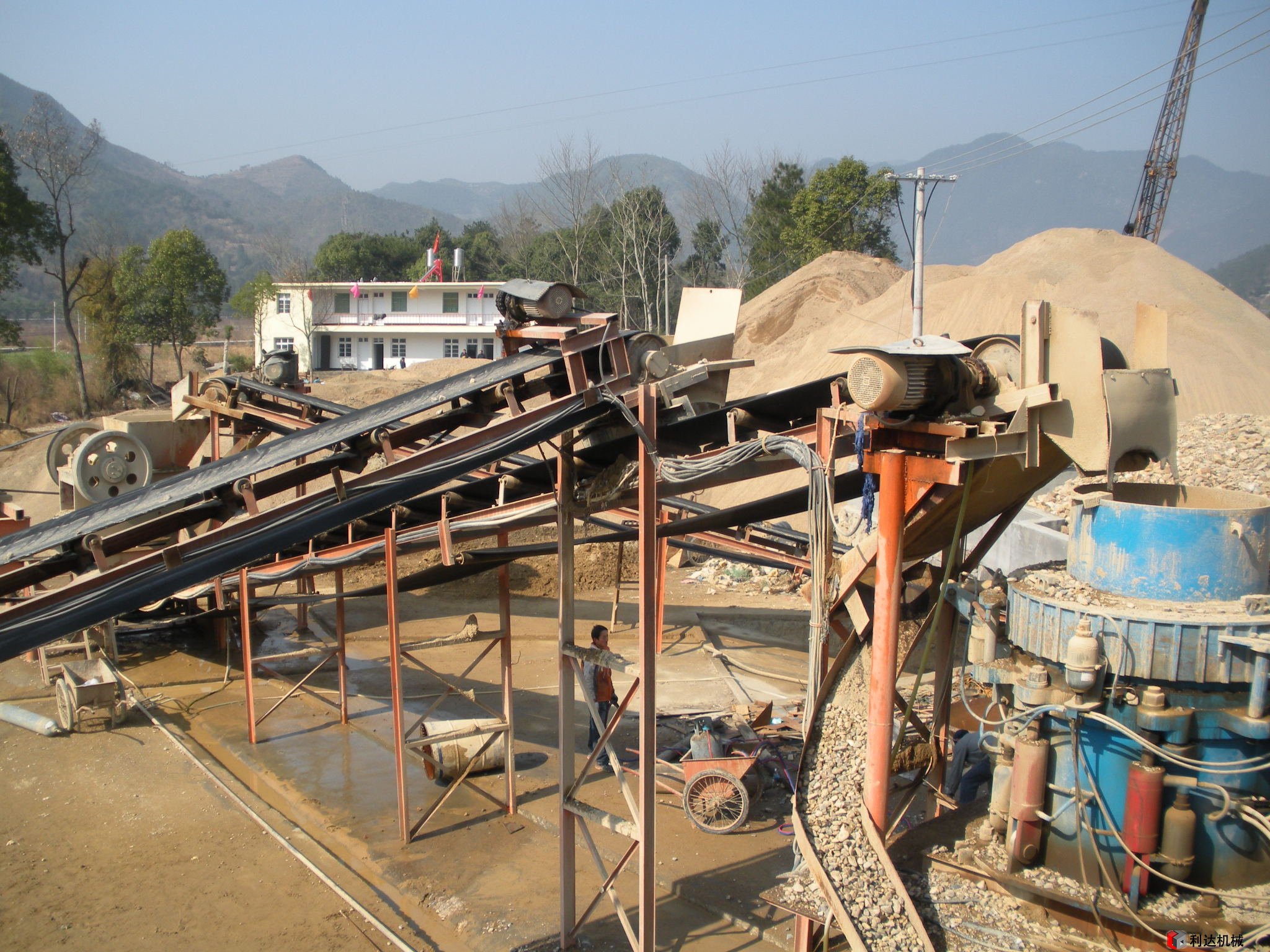 制砂機(jī)生產(chǎn)現(xiàn)場(chǎng)